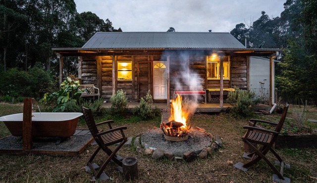 Luxury log cabin near beach, dog-friendly, private