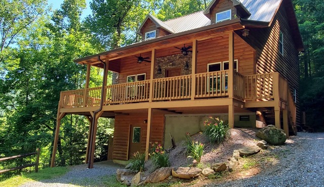 LUXURY LOG CABIN - NEW HOT TUB, GAME ROOM, WIFI, FIRE PIT, VIEWS!