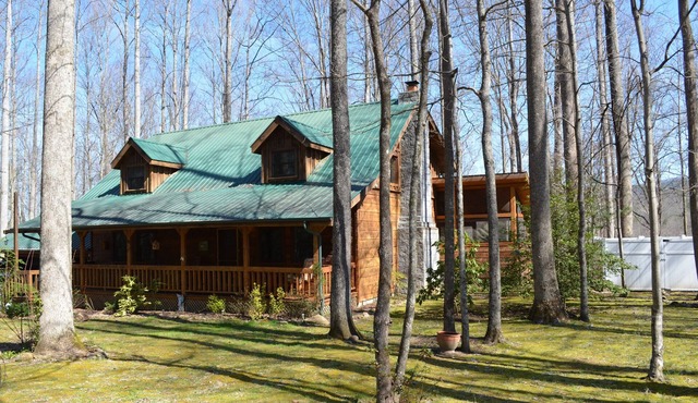 Luxury Log Cabin on Edge of National Park with Over-The-Top Amenities & Reviews