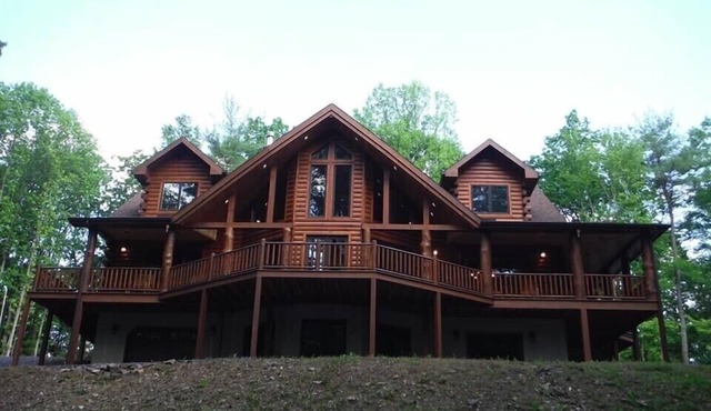 Luxury Log Cabin on private, 25 acre wooded lot - minutes from Raystown Lake