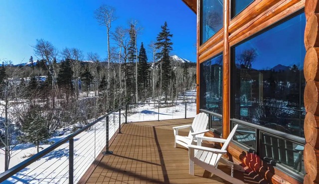 Luxury log cabin on 35 ac with hot tub