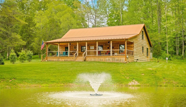 Luxury Log Cabin, Pet-Friendly, Hot Tub, & Pond