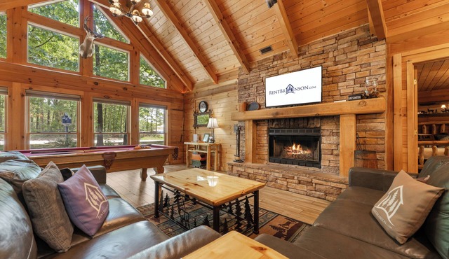 Luxury Log Cabin-Pvt Fenced Yard-HotTub-Near Thunder Ridge-Billiards-EV Car Charger-Free Tickets