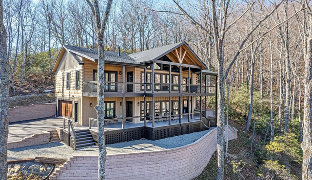 Luxury log cabin with mountain & lake views - hot tub, mini-pickleball, and more