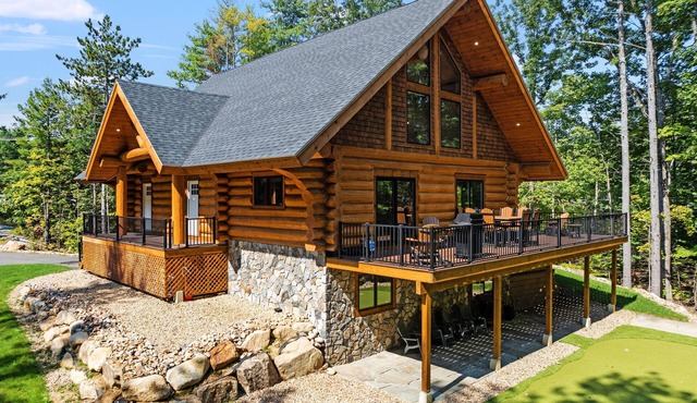 Luxury Log Cabin w/arcade game room, close to Storyland & hiking