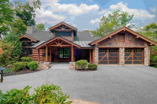 Luxury Log Cabin w Elevator, Hot Tub & Pool Table