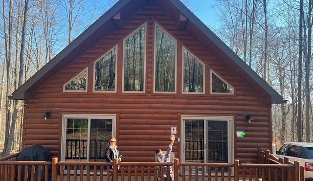 Luxury Log Cabin w/Outdoor Jetted Hot Tub & Indoor Jacuzzi Bath-New Construction