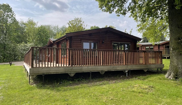 Luxury log Cabin With hot tub Overlooking the Kenwick Park Golf Course