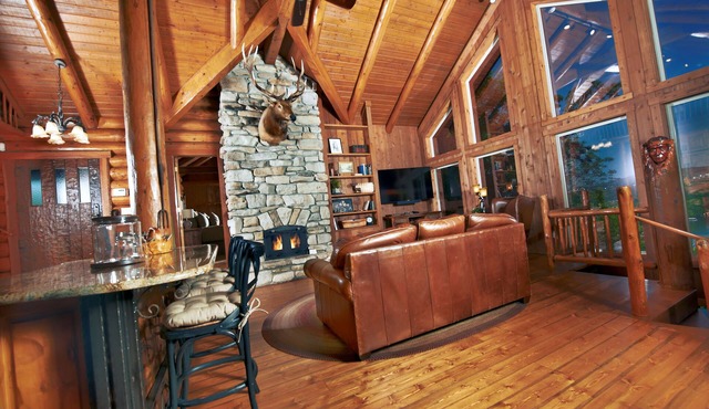 Luxury Log Cabin with views of Lake Taneycomo and Branson Skyline
