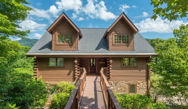 Luxury Log Cabin with spectacular mountain views!
