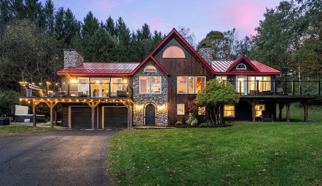 Luxury Log Chalet w/Hot Tub, Games Room & Hill Views ⛷️ - Close to Town!