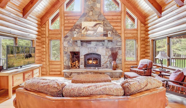 Luxury Log Home 2 King Suites-HOT TUB-Fire Pit -20 min to Whitefish Ski Resort