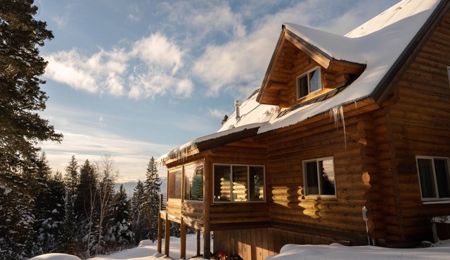 Luxury Log Home on 5 acres Sawtooth Moutain Hideaway close to ski hill & hiking