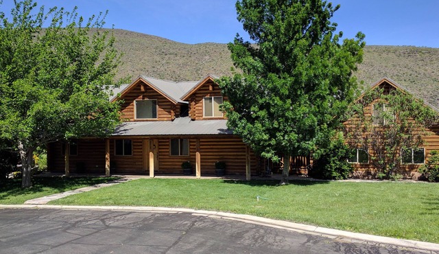 Luxury Log Home Retreat near Zion National Park
