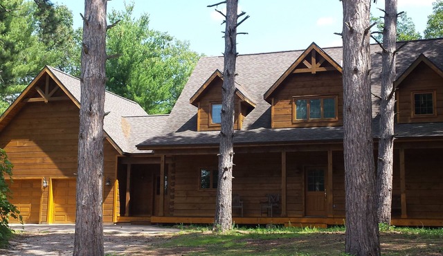 LUXURY LOG HOME WITH YOUR PRIVATE DOCK ON THE CHAIN O LAKES