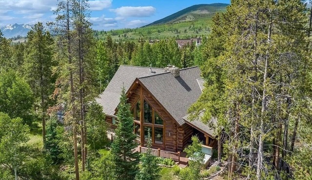 Luxury Log Retreat - Rustic Charm Meets Modern Comfort
