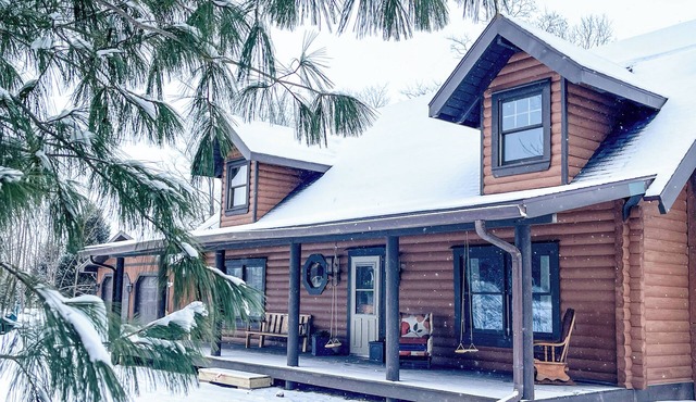 Luxury Log Retreat with Hot Tub, Near Homestead & Winery