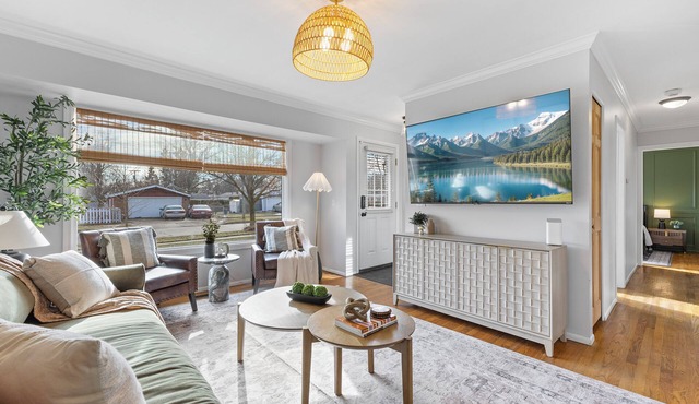 Luxury Look in Plymouth I Walk to Downtown l Sleeps 8 I Foosball & Games