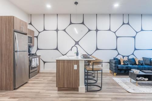 Luxury Lookout with NYC view, 2BR plus Free Parking, Sleeps 8, 20 Percent Off