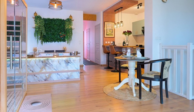 Luxury loveroom with private Jacuzzi, sauna, cinema corner & privacy area