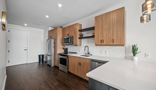 luxury low rise apartment located in the heart of Midtown.Perfect for travel