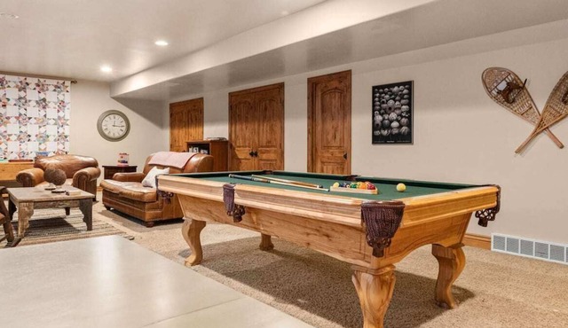 Luxury lower level 3br Suite. fireplace & Pool table. High quality beds & beddin