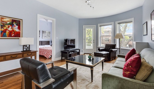 Luxury Loyola 3 Bedroom, 2 Bath, Near Subway and Beach