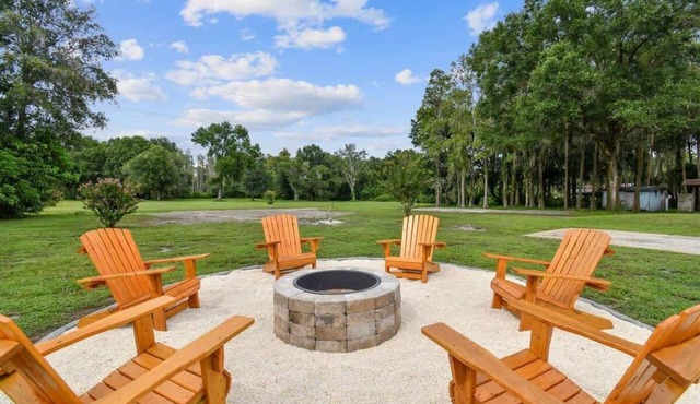 Luxury Lutz Getaway w/Cozy Fire Pit & Lanai