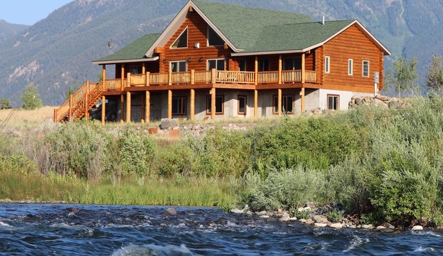 LUXURY MADISON RIVER FRONT LOG HOME - close to Yellowstone NP The Caddis Shack