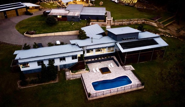 Luxury Mandalong Mansion with Pool & Spa