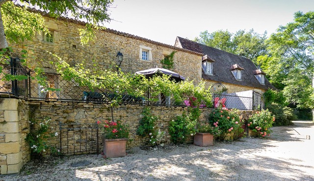 Luxury Manor House 152m2 with amazing terrace & large luxurious pool 14.5m x 6m