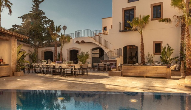 Luxury manor, minutes from the beach, 14 ensuite bedrooms, A/C, central location