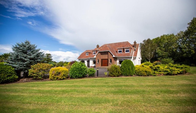 Luxury Manor, Private, Double Garage, Hot tub, Wifi