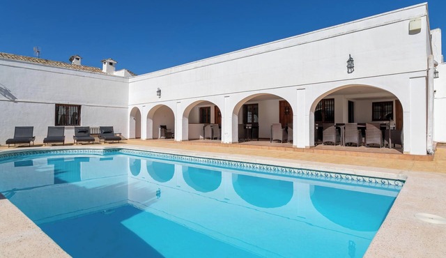 Luxury Mansion "Casa Solariega Luxury Mansion in V" with Shared Pool, Garden, Terrace, A/C & Wi-Fi