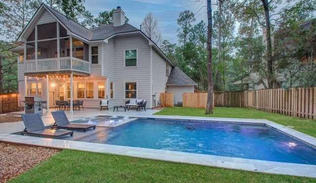 Luxury Mansion Dream Home - 6 Bed, Pool, Grill