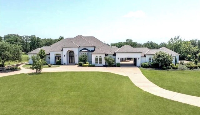 LUXURY MANSION heart Of Argyle Oversized one one story horses are welcome