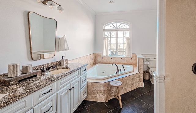 Luxury Mansion: Heated Pool + Hot Tub + Arcade Room