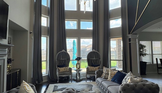 Luxury Mansion/high ceiling 22ft/private gym/bbq grill/huge patio/