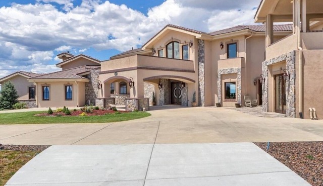 Luxury Mansion Retreat, Sleeps 16+ ,Panoramic VIEWS 36 Acre Land .in the city .