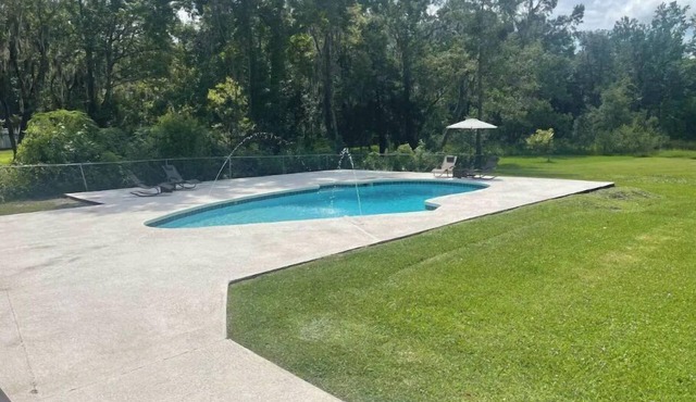 Luxury Mansion w/Putting Green and Lavish Pool