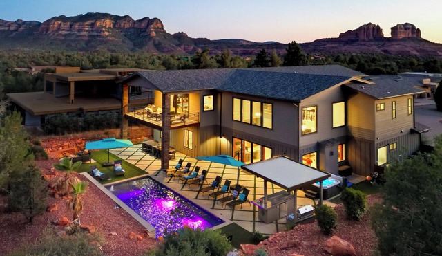 Luxury Mansion w/Pool, Spa, Views, Game room, Movie Theatre