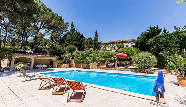 Luxury Mediterranean living.sun, sea and wine - 14 people, pool and hot tub!