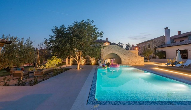 Luxury Mediterranean 4-BR Villa for 8 with Sauna and Heated Pool