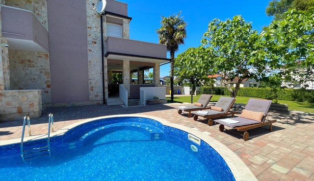 Luxury Mediterranean Villa: 5BR, 5BA, Pool, BBQ - Perfect for Big Groups!