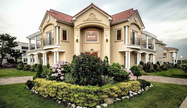 Luxury Mediterranean Mansion -Pool, Elevator, Roof Deck,3rd House From The Beach