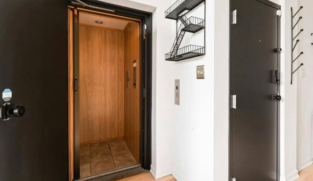 Luxury Meets Chic at Urban 2BR/2BA Condo in Roscoe Village