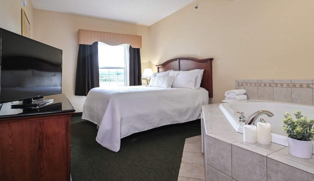 Luxury Meets Nature! 2 Cozy Units w/ Pool, Gym, Golf & Riverside Dining!