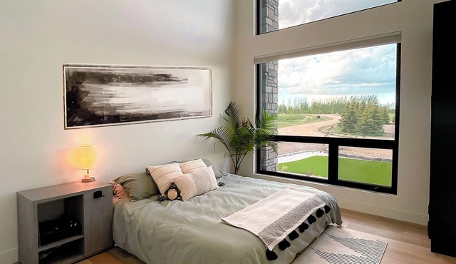 "Luxury Meets Nature: Trendy 2-Bedroom Studio in Scenic Oasis