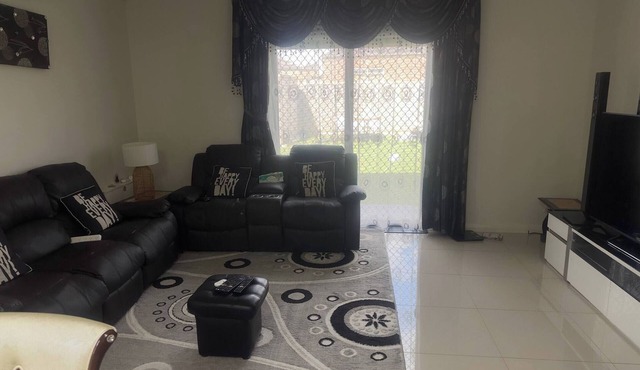 Luxury Melton House Room 1