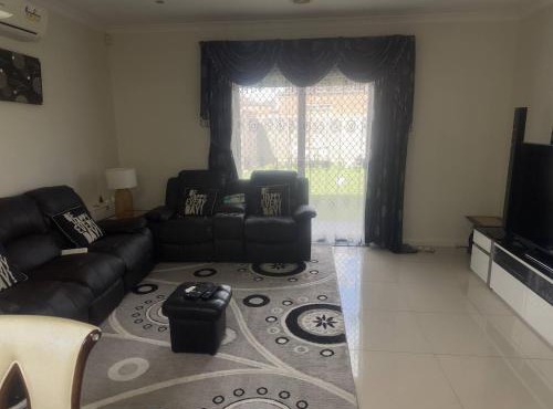 Luxury Melton House Room 1